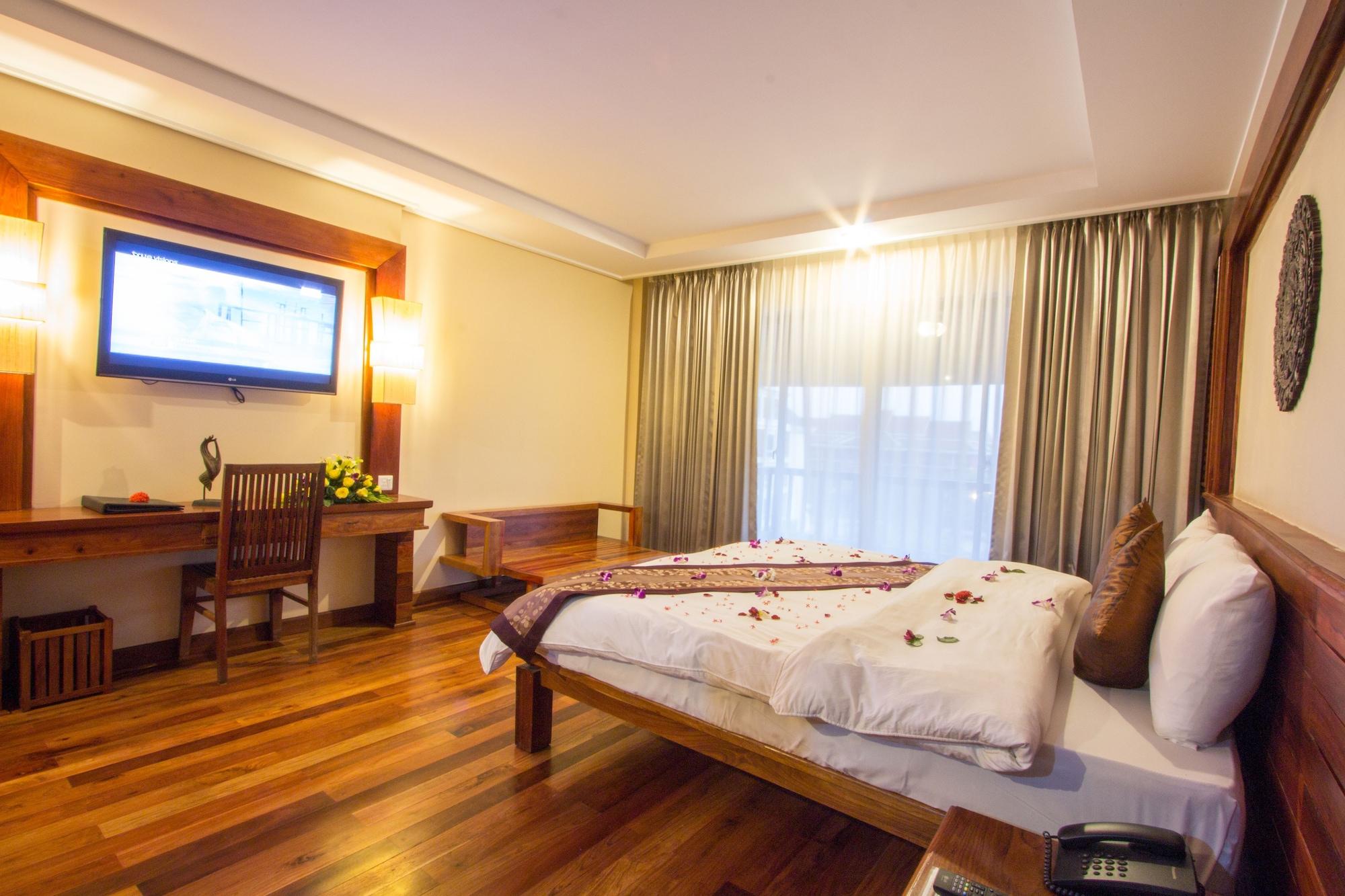 Royal Empire Premium Hotel Siem Reap Exterior photo
