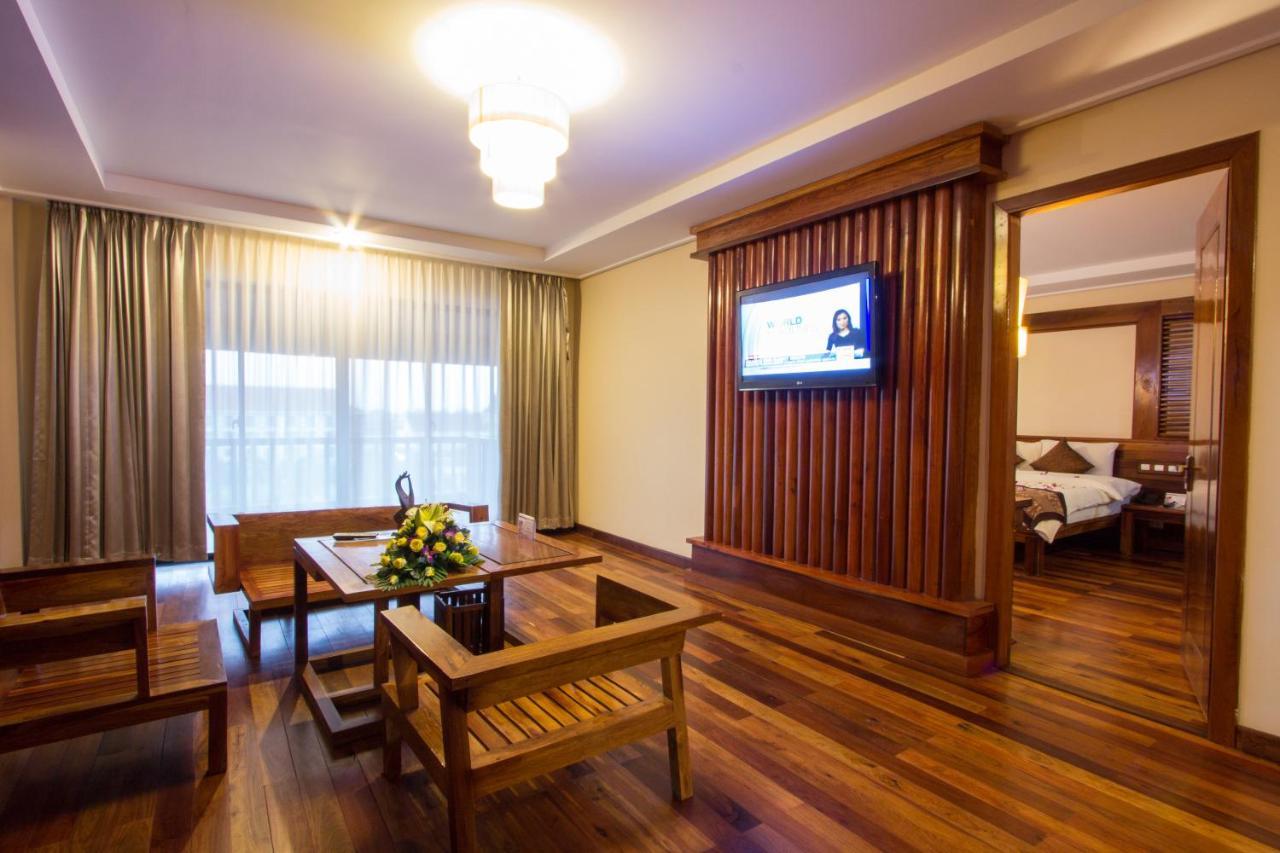 Royal Empire Premium Hotel Siem Reap Exterior photo