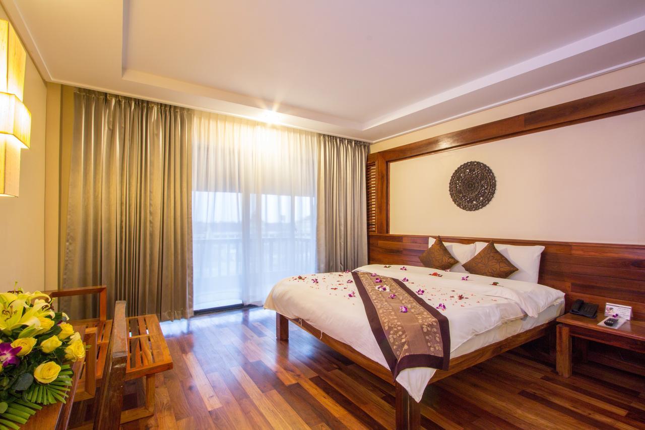 Royal Empire Premium Hotel Siem Reap Exterior photo