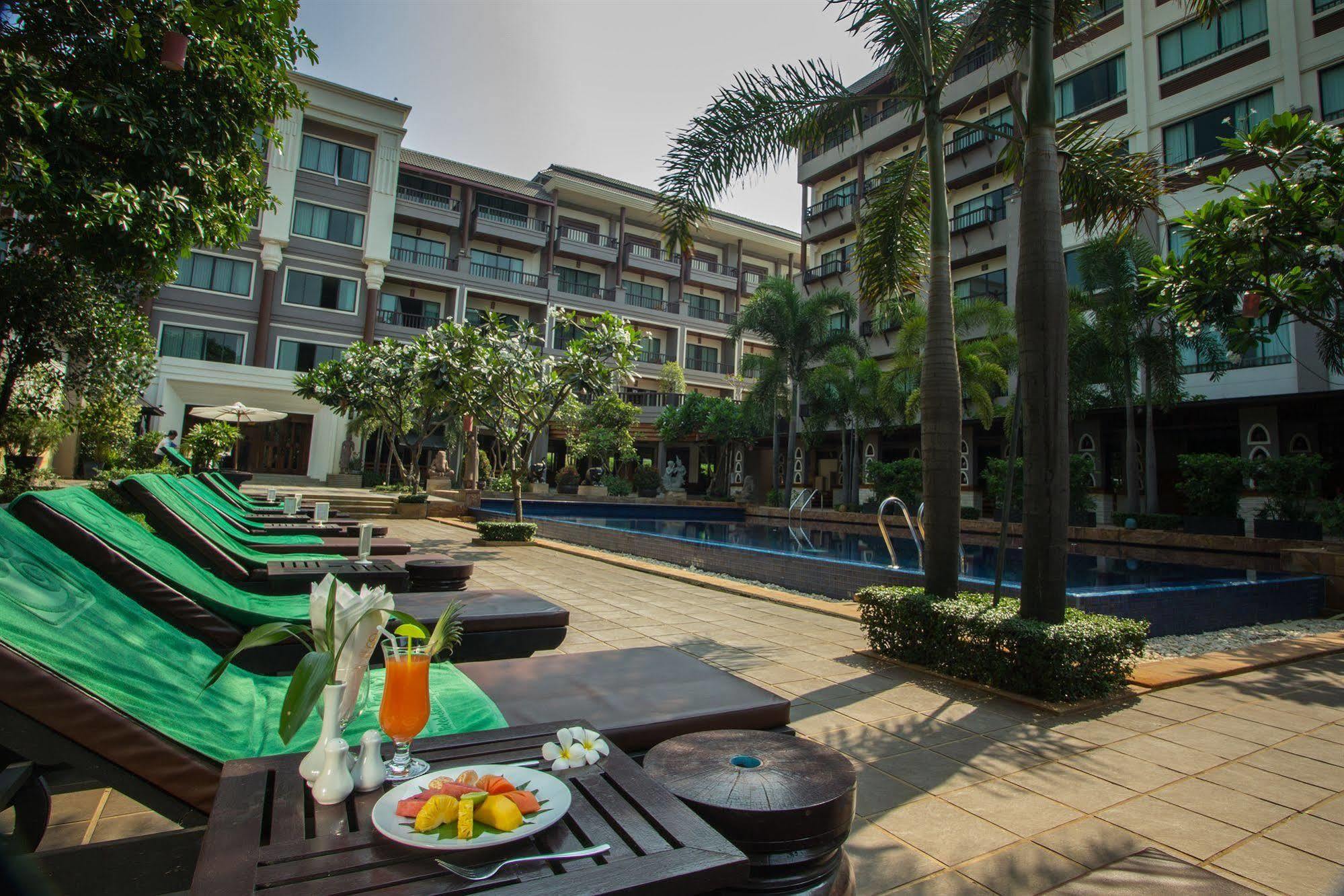 Royal Empire Premium Hotel Siem Reap Exterior photo