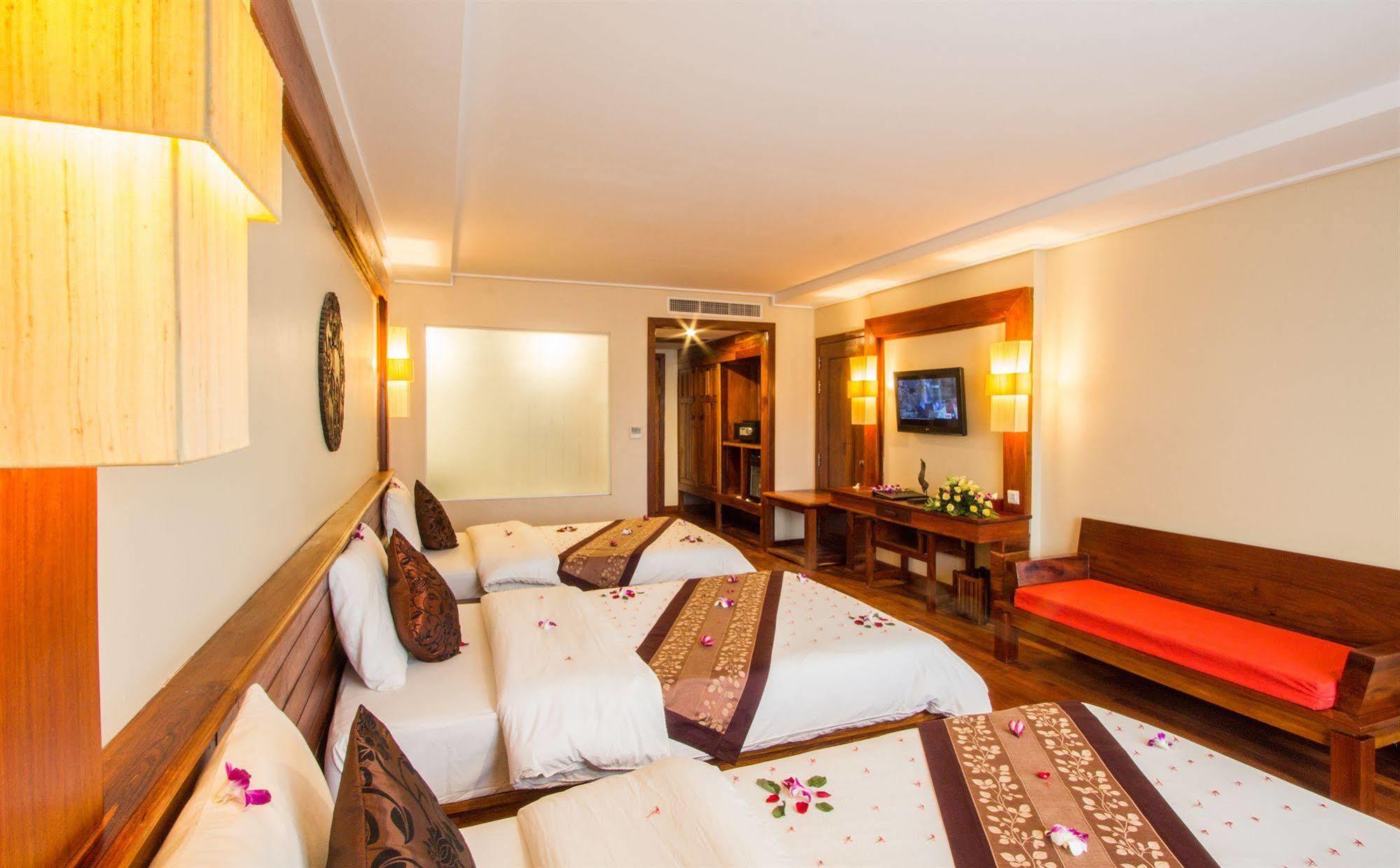Royal Empire Premium Hotel Siem Reap Exterior photo