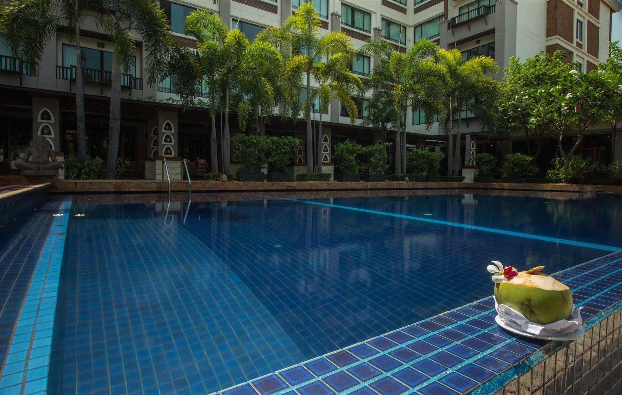 Royal Empire Premium Hotel Siem Reap Exterior photo